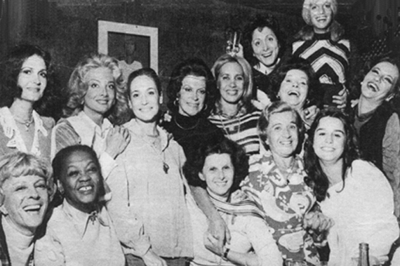 Em pé: Rosamaria Murtinho, Glória Menezes, Suzana Vieira, Heloísa Helena, Arlete Salles, Aracy Balabanian, Eloísa Mafalda, Denise Emmer, Cleide Blota. Sentadas: Neuza Amaral, Ruth de Souza, Janete Clair, Guta e Lucélia