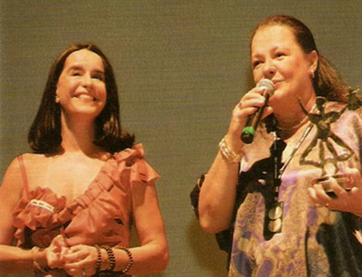 Lucélia recebe de Beth Mendes o Calunga de Ouro (PE)